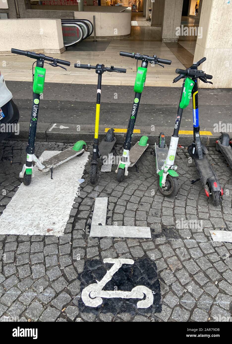 POSTO AUTO A PARIGI PER SCOOTER ELETTRICI Foto Stock