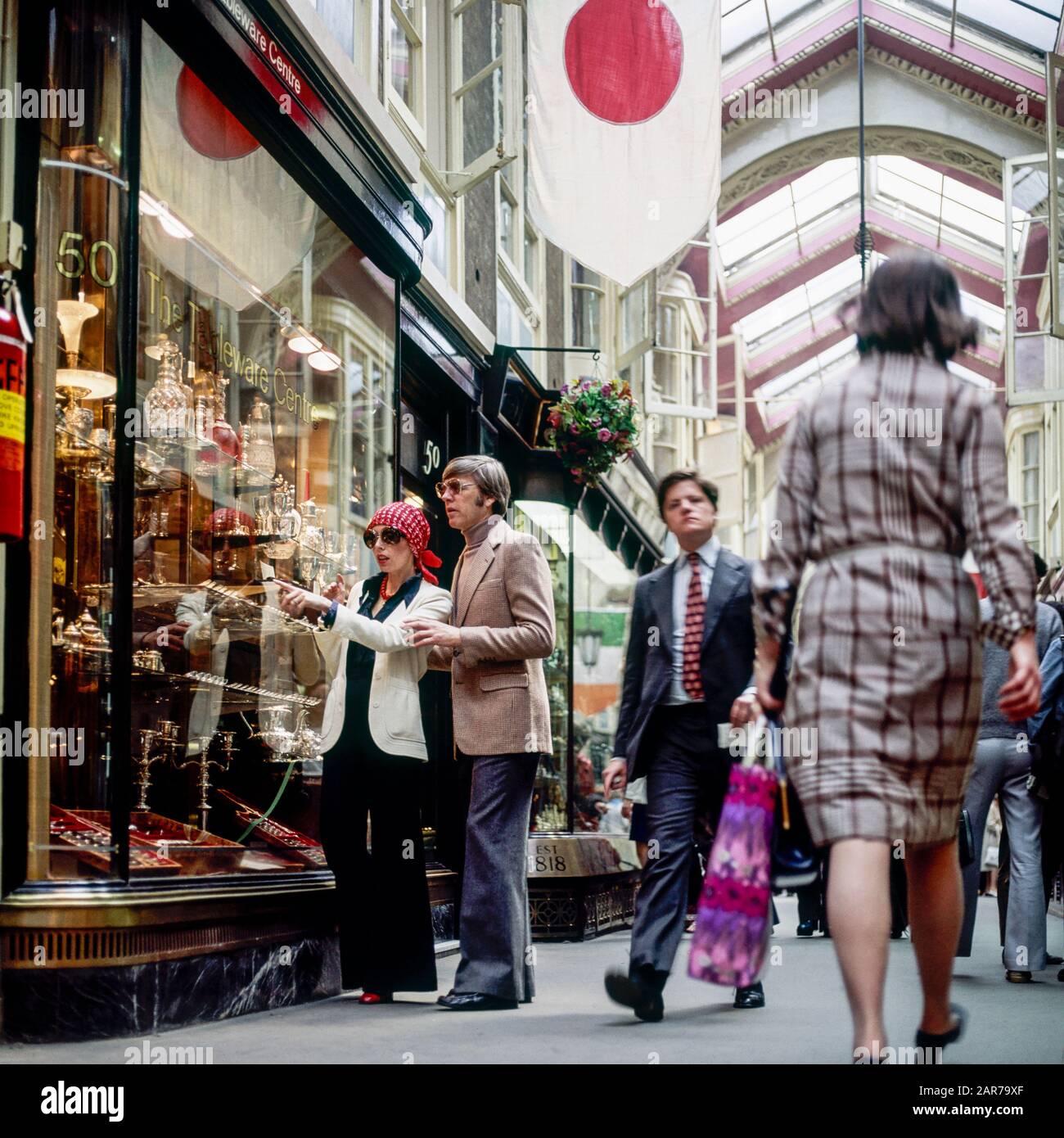 Londra 1970, elegante coppia matura per lo shopping di stoviglie, Burlington Arcade, Piccadilly, Mayfair, Inghilterra, Regno Unito, Regno Unito, Gran Bretagna, Foto Stock