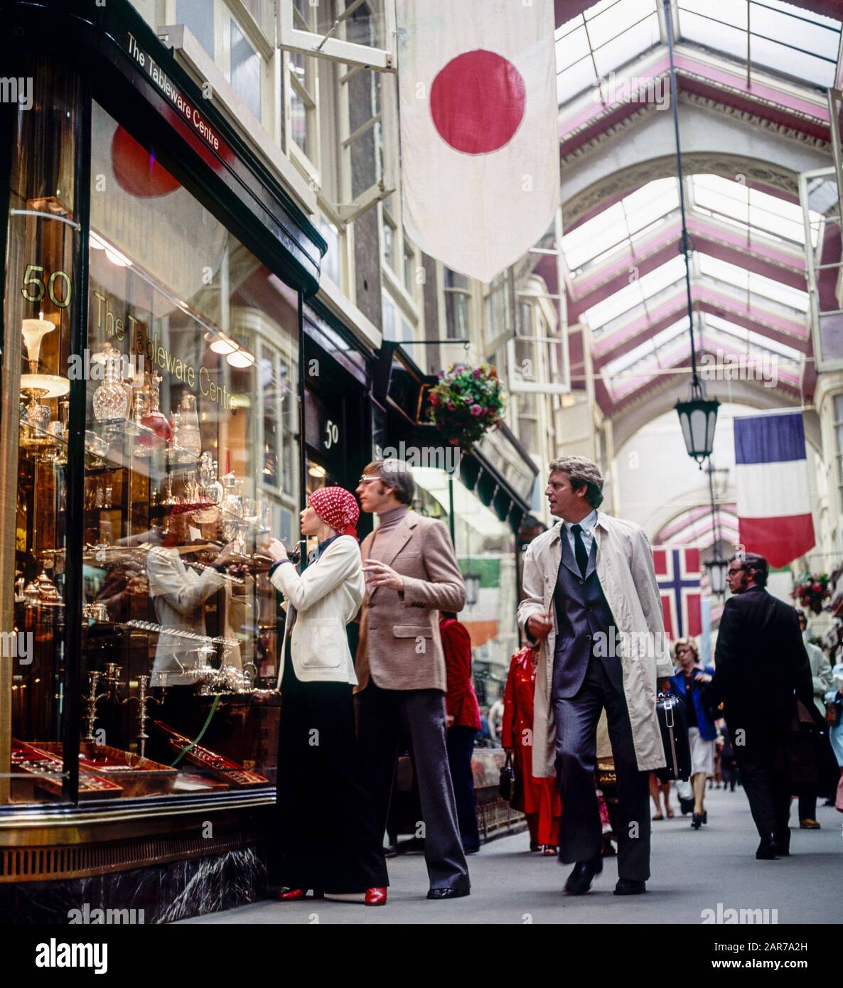 Londra 1970, elegante coppia matura per lo shopping di stoviglie, Burlington Arcade, Piccadilly, Mayfair, Inghilterra, Regno Unito, Regno Unito, Gran Bretagna, Foto Stock