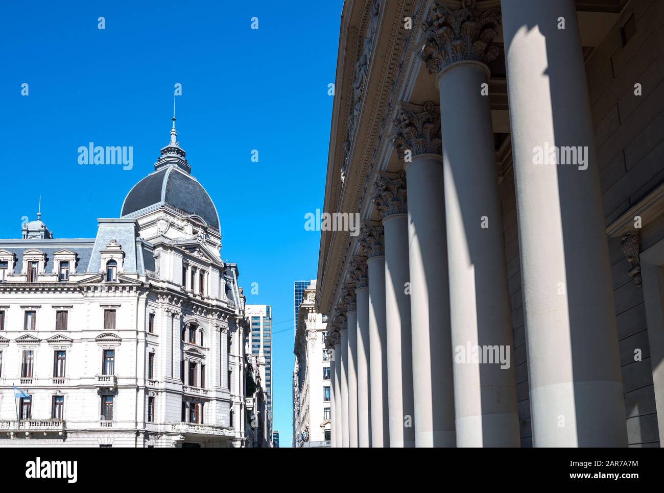 Buenos Aires, Argentina, edifici classici nel centro della città, con il colonnato frontale della Cattedrale sulla righ Foto Stock