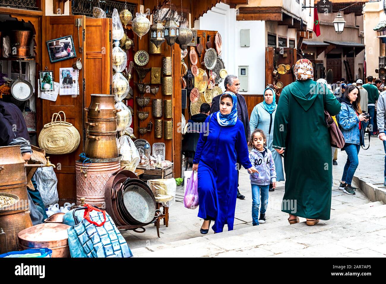 Fes, Marocco - 21,04, 2019: Persone che camminano nella strada del bazar del mercato all'aperto a Fez. Tradizionali negozi del nord africa, con stuf artigianale Foto Stock