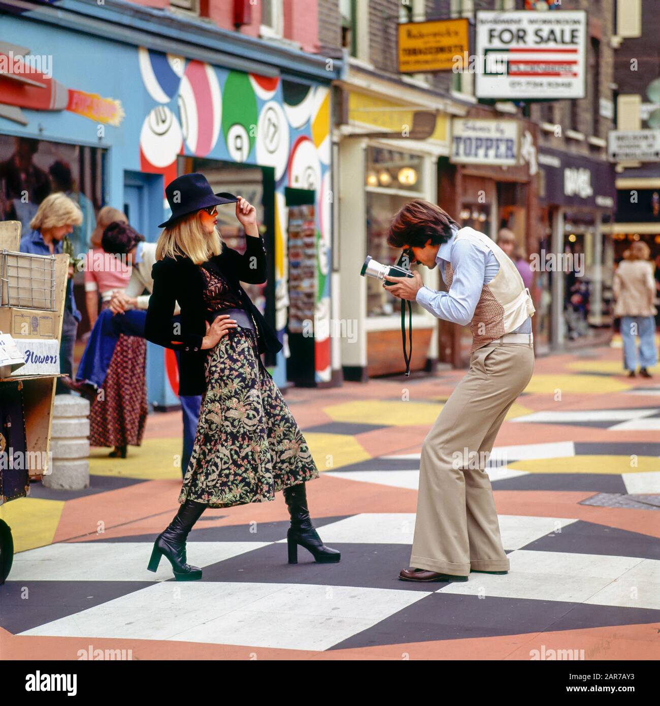 Londra 1970, fotografo che scatta foto con il modello di moda femminile, Carnaby Street, Soho, Inghilterra, Regno Unito, GB, Gran Bretagna, Foto Stock