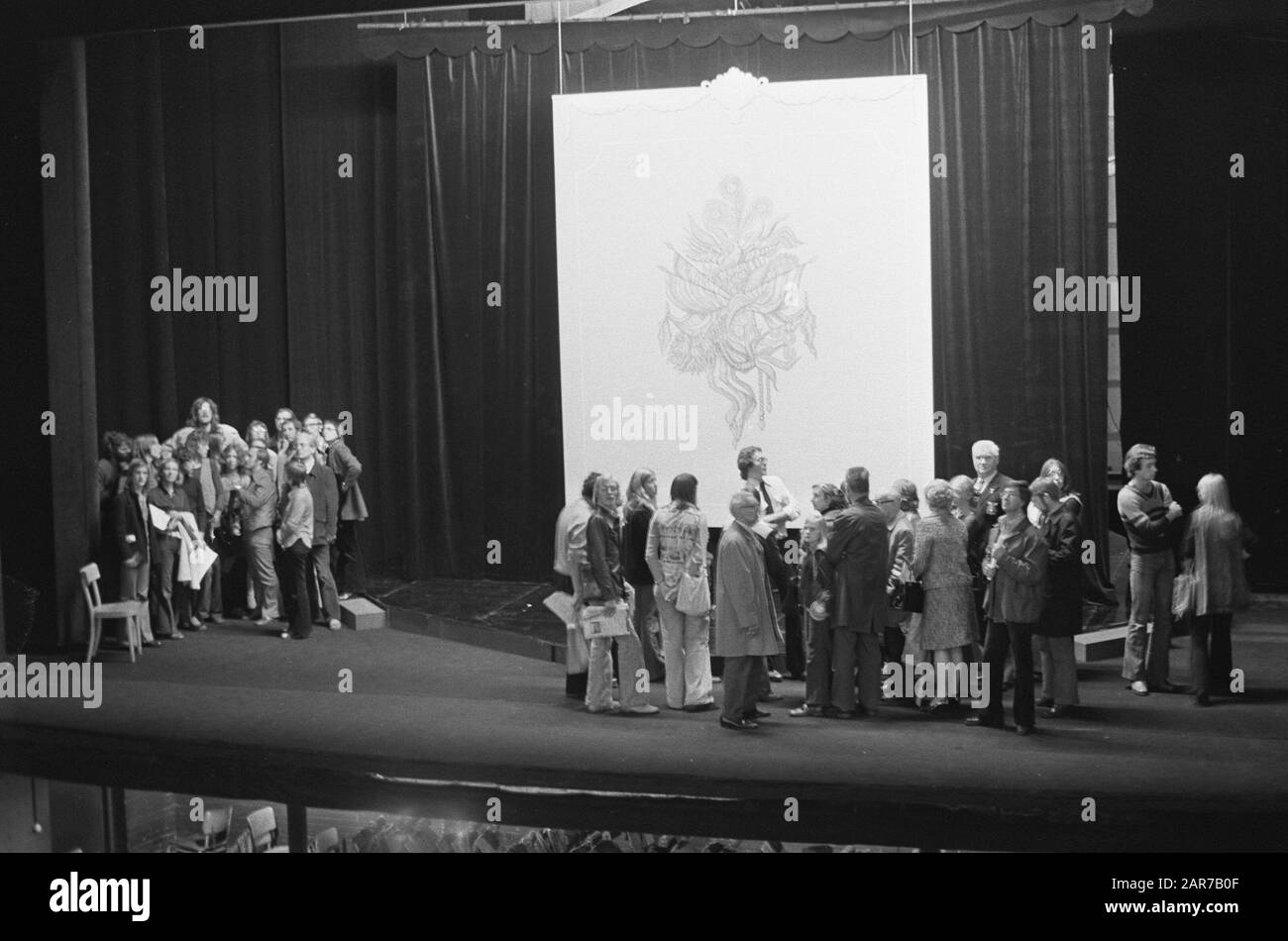 Open house a Stadsschouwburg ad Amsterdam riguardo all'arte 10-dag 74; bambini sul palco a Stadsschouwburg Data: 28 settembre 1974 Località: Amsterdam, Noord-Holland Parole Chiave: STANDSCHOUWBURGEN Foto Stock