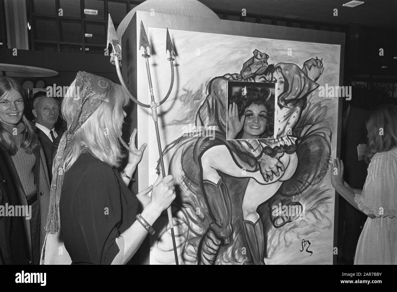 Apertura del mercato del Libro in RAI di Annie M.G. Schmidt Hormountje nel suo libro Data: 11 ottobre 1968 Parole Chiave: BOOKMARKES, Aperture Nome utente: Annie M.g. Schmidt Nome istituto: Rai Foto Stock Apertura del mercato del Libro in RAI di Annie M.G. Schmidt Hormountje nel suo libro Data: 11 ottobre 1968 Parole Chiave: BOOKMARKES, Aperture Nome utente: Annie M.g. Schmidt Nome istituto: Rai Foto Stock