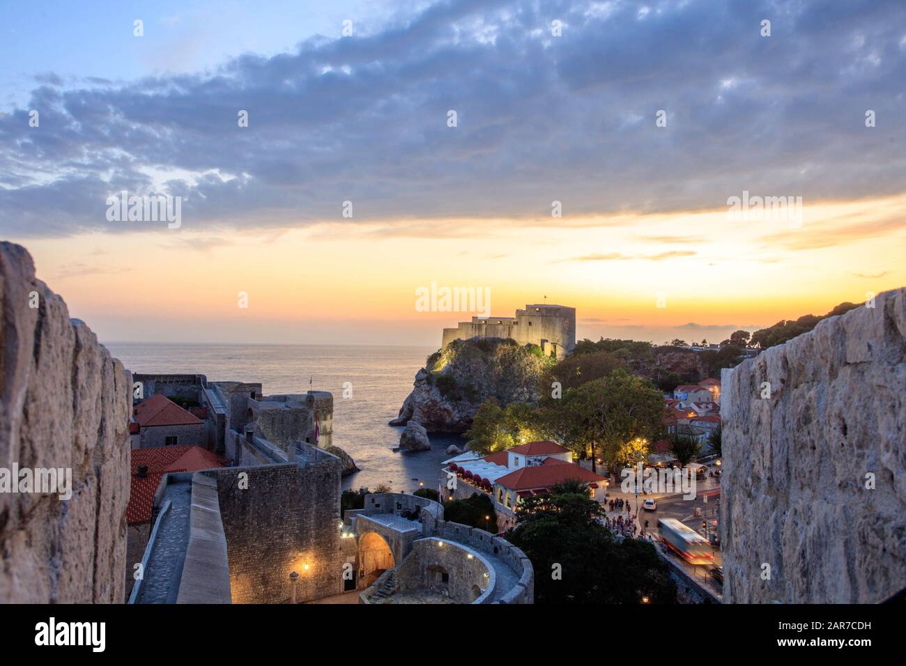 Tramonto sulle mura della città di Dubrovnik, con vista su Fort Lovrijenac. Croazia Foto Stock