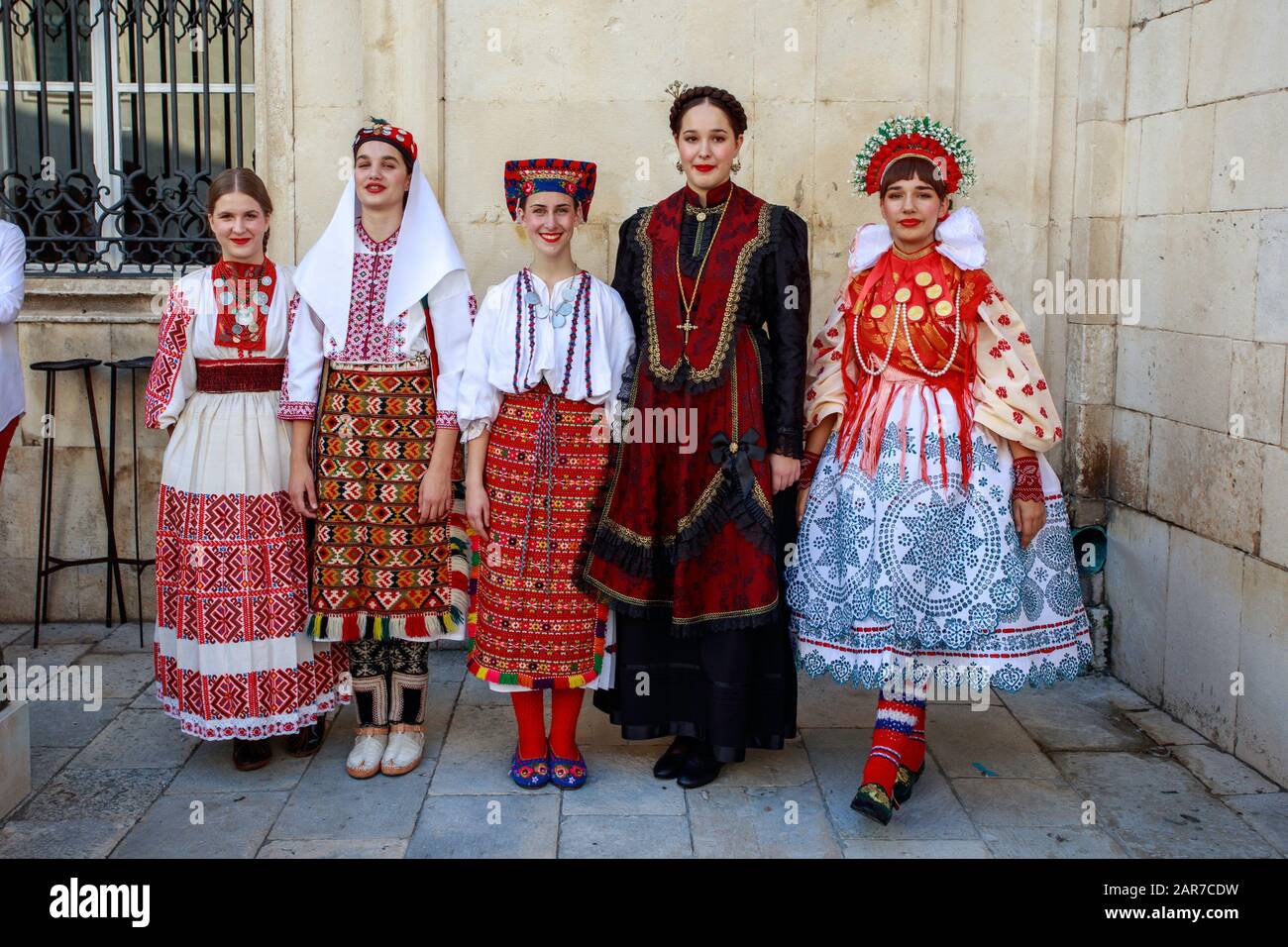 Donne che indossano costumi popolari croati a Dubrovnik. Foto Stock