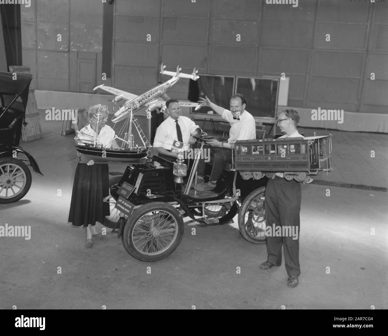 Apertura Della Mostra Dei Collezionisti Curiosa All'Aia Data: 31 Luglio 1958 Luogo: L'Aia, Zuid-Holland Parole Chiave: Openingen Foto Stock