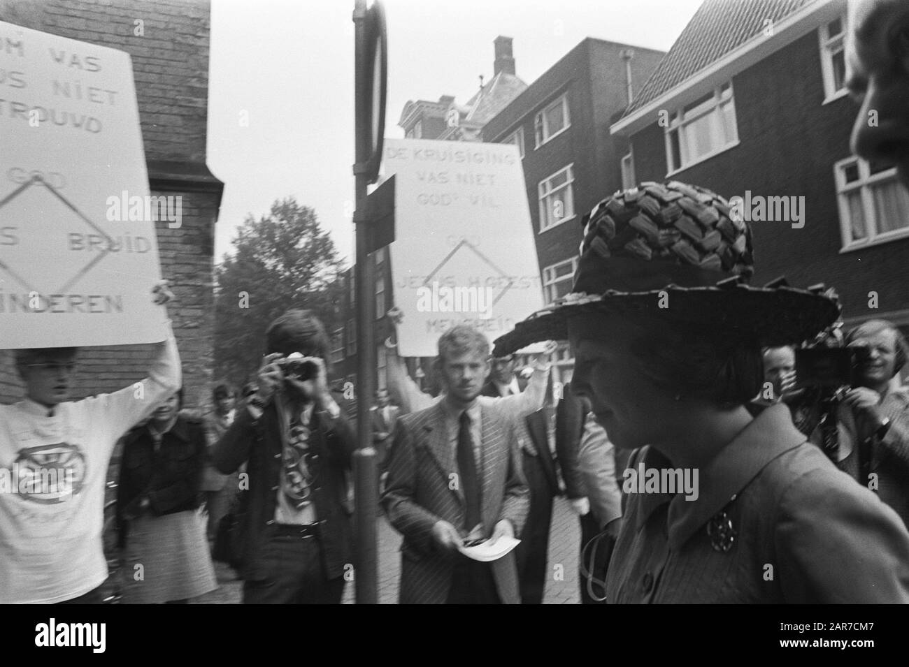 Opening World Council of Churches a Domkerk a Utrecht, Beatrix all'arrivo Data: 13 agosto 1972 luogo: Utrecht Parole Chiave: Aperture, arrivi Nome personale: Beatrix, principessa Nome istituzione: Domkerk Foto Stock