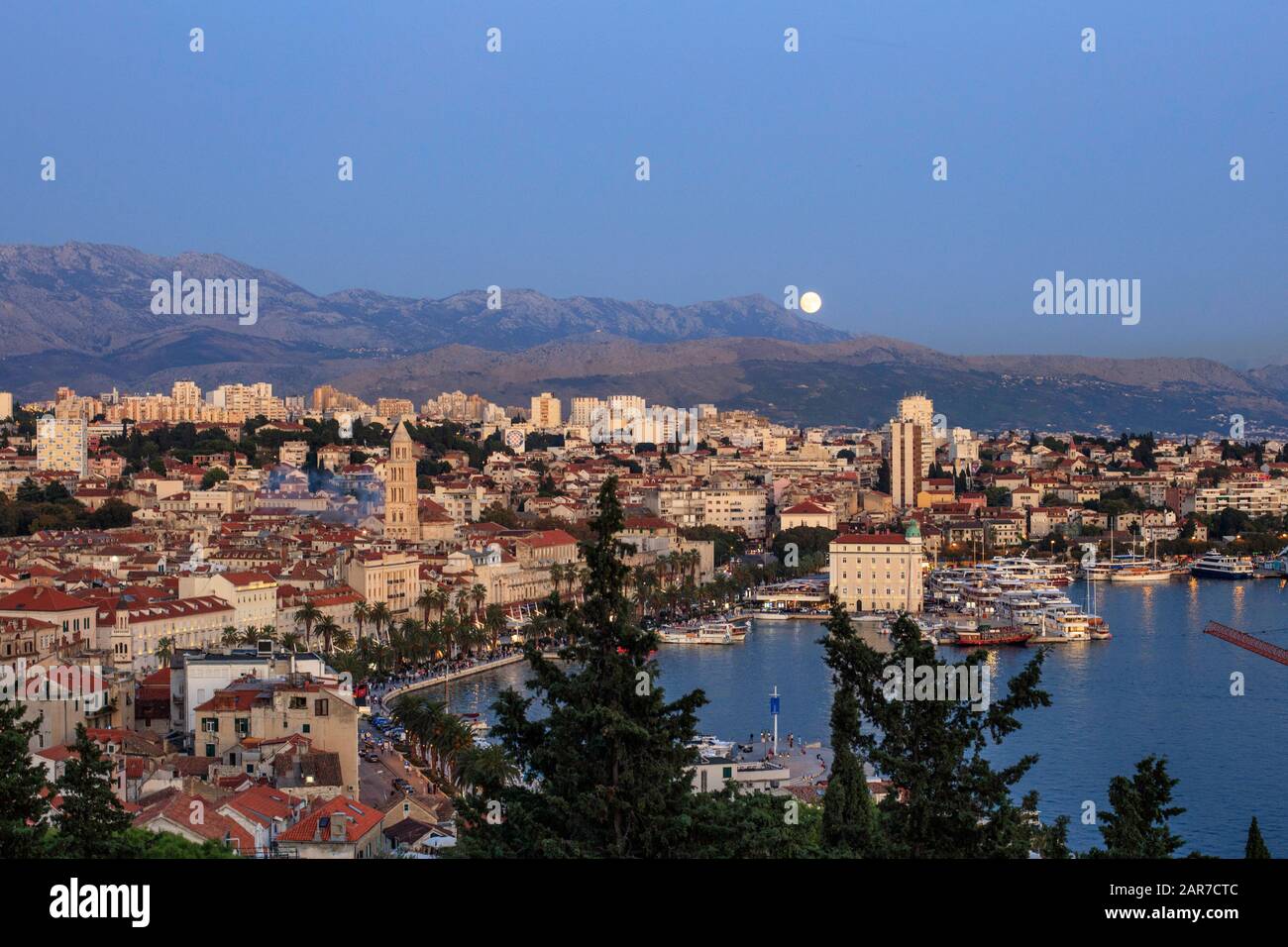 Il porto croato di Spalato visto dal Parco forestale Marjan. Foto Stock