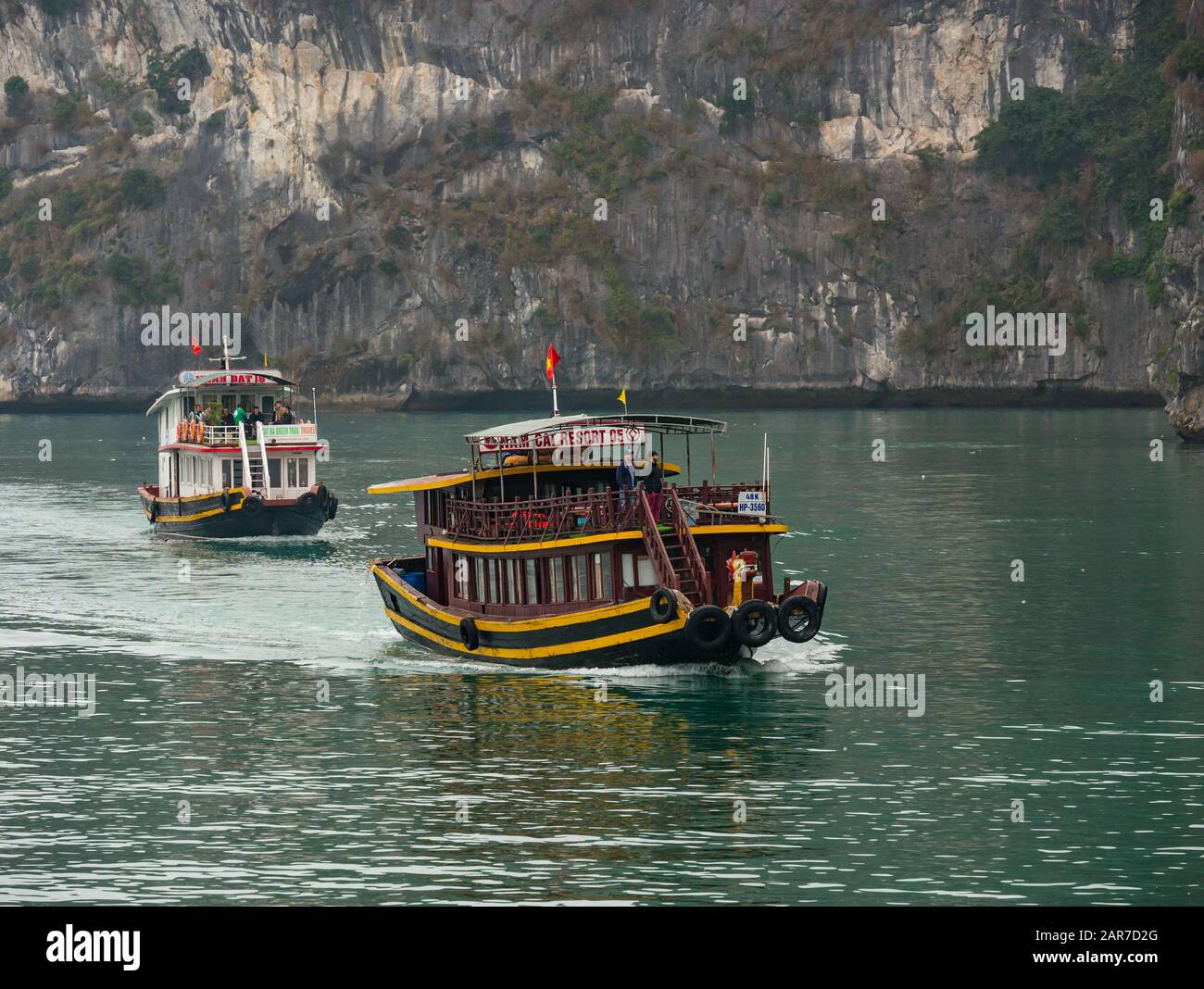 Imbarcazioni Per Il Trasporto Turistico, Isola Di Cat Ba, Lan Ha Bay, Vietnam, Asia Foto Stock