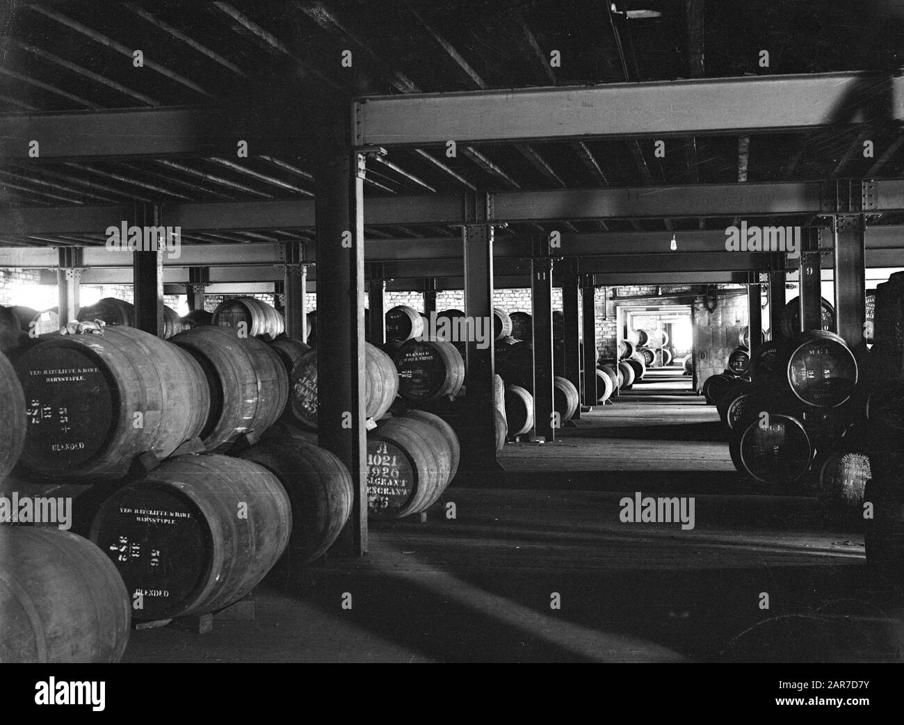 Scozia - Whisky warehouse Edimburgo stoccaggio di barili wisky in soffitta Data: 1934 posizione: Edimburgo, Gran Bretagna Parole Chiave: Bevande alcoliche, magazzini Foto Stock