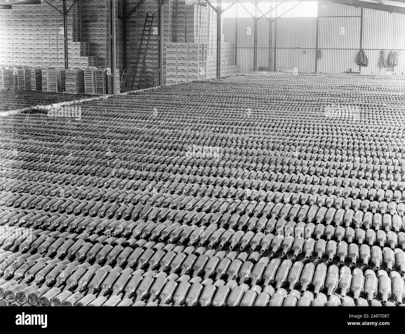 Produzione di Hero Perl Storage Place con bottiglie per Hero Perl, un appellimonade Data: 1933 Parole Chiave: Bottiglie Foto Stock