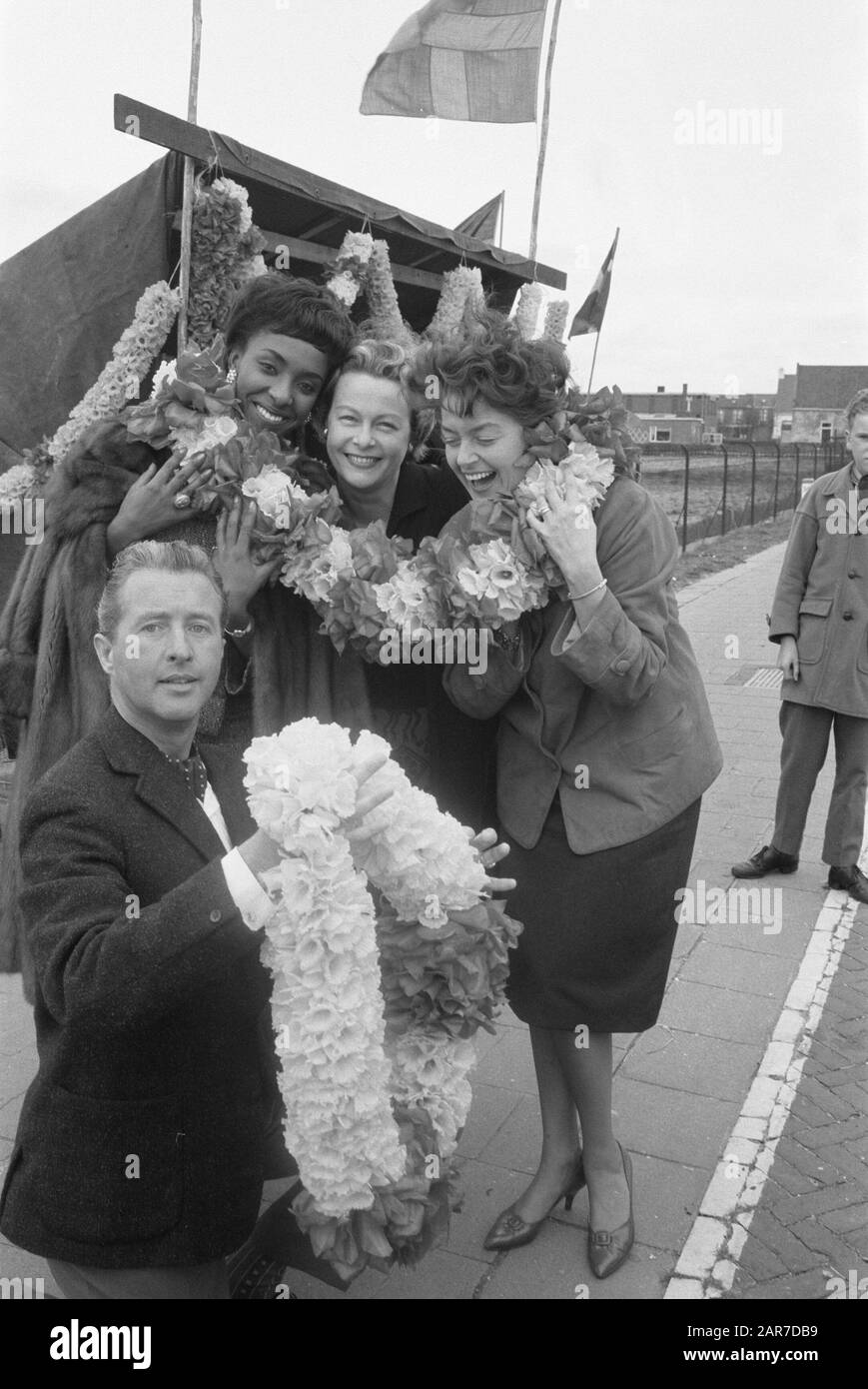 Spettacolo di Ilse Werner e Elaine Delmar di Treslong per IL KRO. Ilse Werner E Elaine Delmar Data: 7 Aprile 1961 Nome Personale: Elaine Delmar, Ilse Werner Nome Dell'Istituto: Kro, Treslong Foto Stock