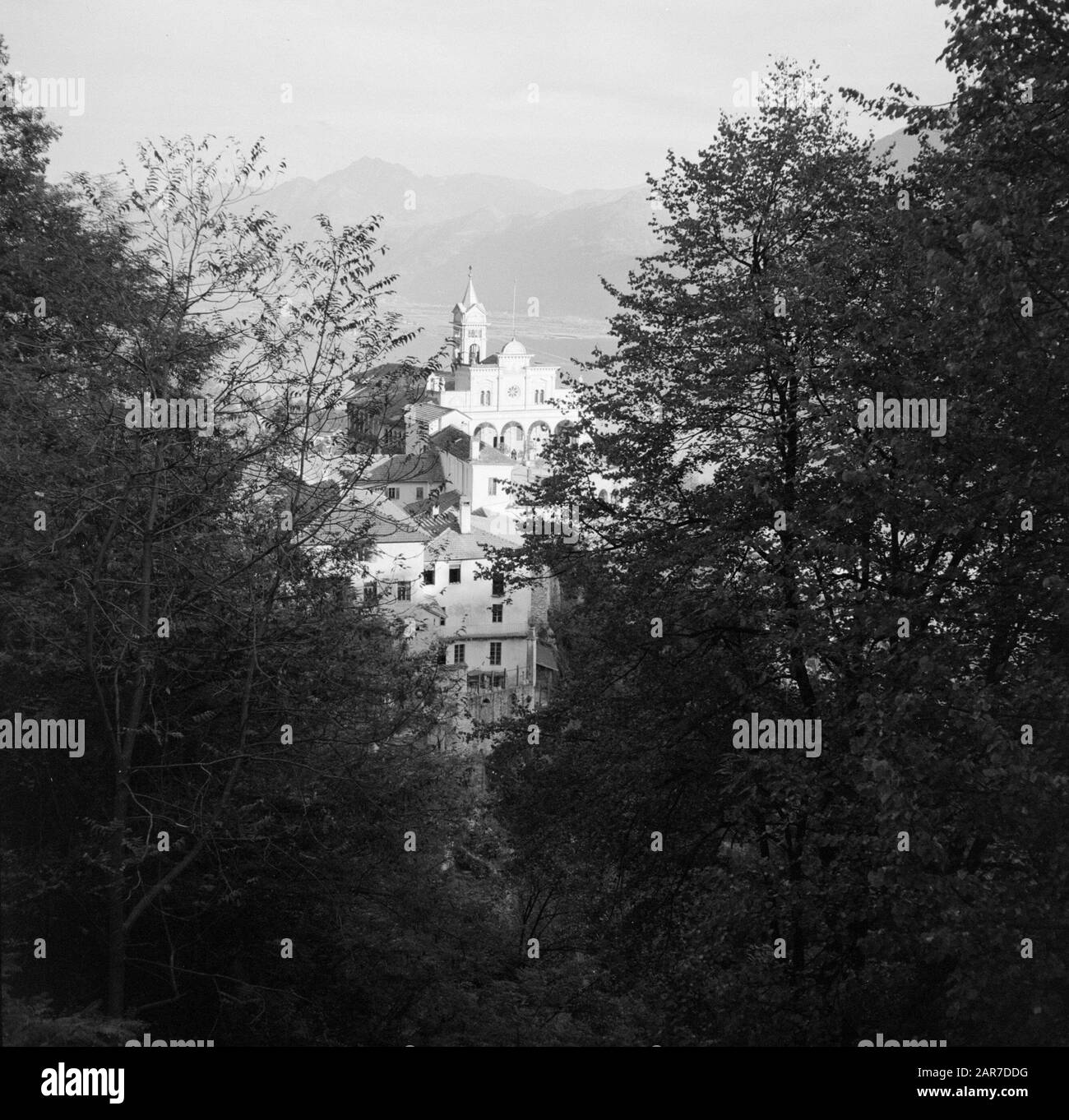 Tour lungo il versante svizzero del Lago maggiore Orselina: Pellegrinaggio Chiesa Madonna del Sasso con convento dei Cappuccini Data: Novembre 1961 luogo: Orselina, Svizzera Parole Chiave: Montagne, edifici religiosi, monasteri, paesaggi Foto Stock