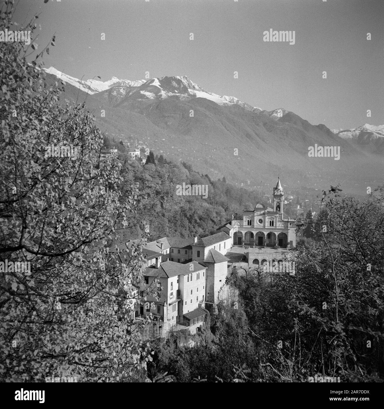 Tour lungo il versante svizzero del Lago maggiore Orselina: Pellegrinaggio Chiesa Madonna del Sasso con convento dei Cappuccini Data: Novembre 1961 luogo: Orselina, Svizzera Parole Chiave: Montagne, edifici religiosi, monasteri, paesaggi Foto Stock