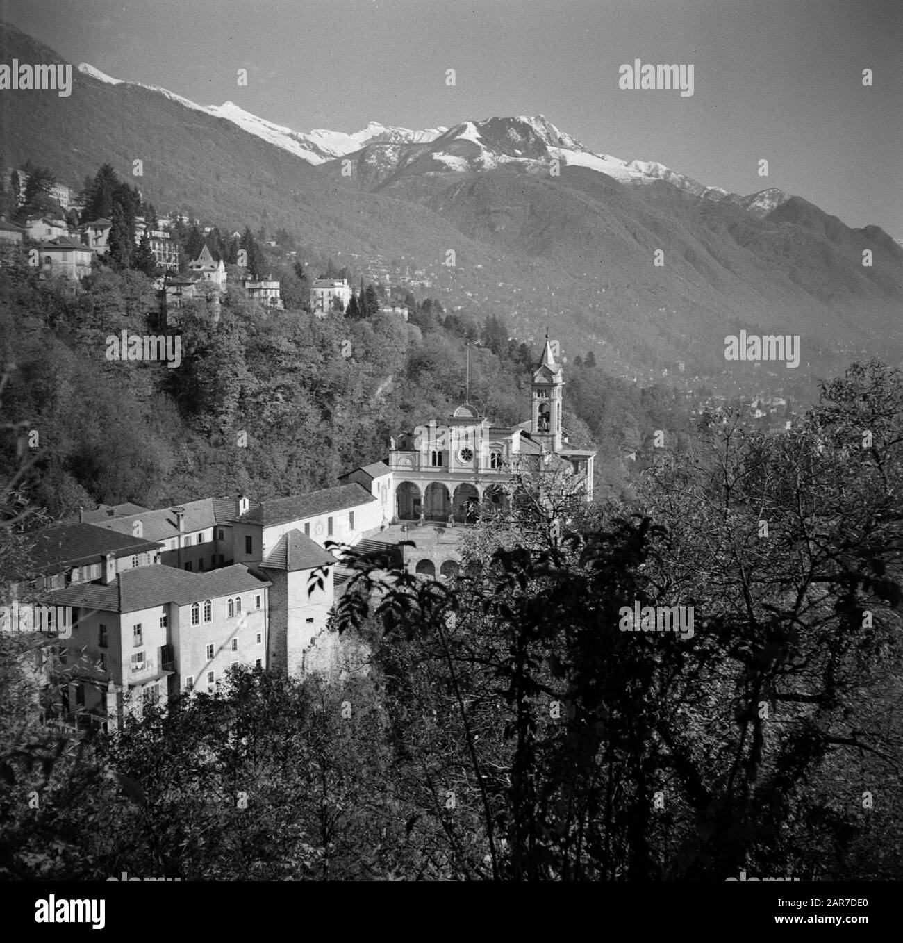 Tour lungo il versante svizzero del Lago maggiore Orselina: Pellegrinaggio Chiesa Madonna del Sasso con convento dei Cappuccini Data: Novembre 1961 luogo: Orselina, Svizzera Parole Chiave: Montagne, edifici religiosi, monasteri, paesaggi Foto Stock