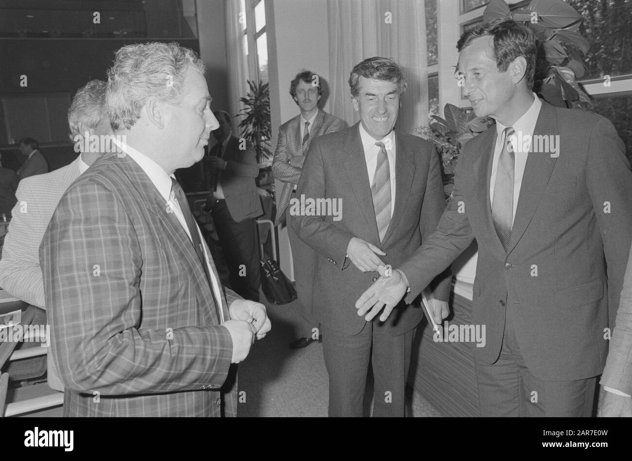 Gabinetto di consultazione con la Fondazione van de Arbeid FNV-voorz. Hans Pont, Lubbers e Van Lde durante il saluto Data: 18 settembre 1987 Parole Chiave: Obblighi, saluti Nome personale: Hans Pont, Lde, C.J.A. van Institutioningsnaam: VNO Foto Stock