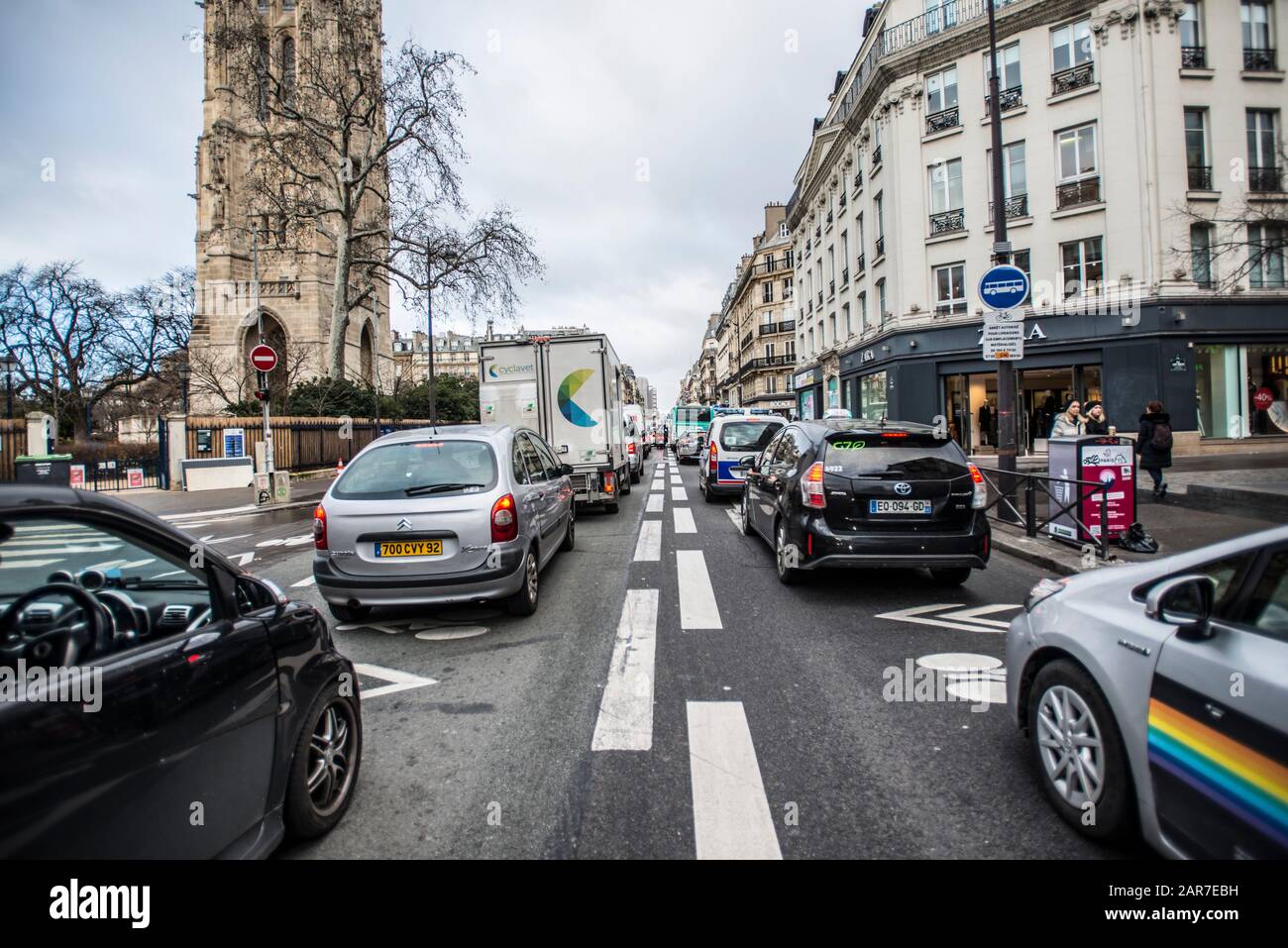 La scena del traffico lento nelle strade di Parigi Foto Stock