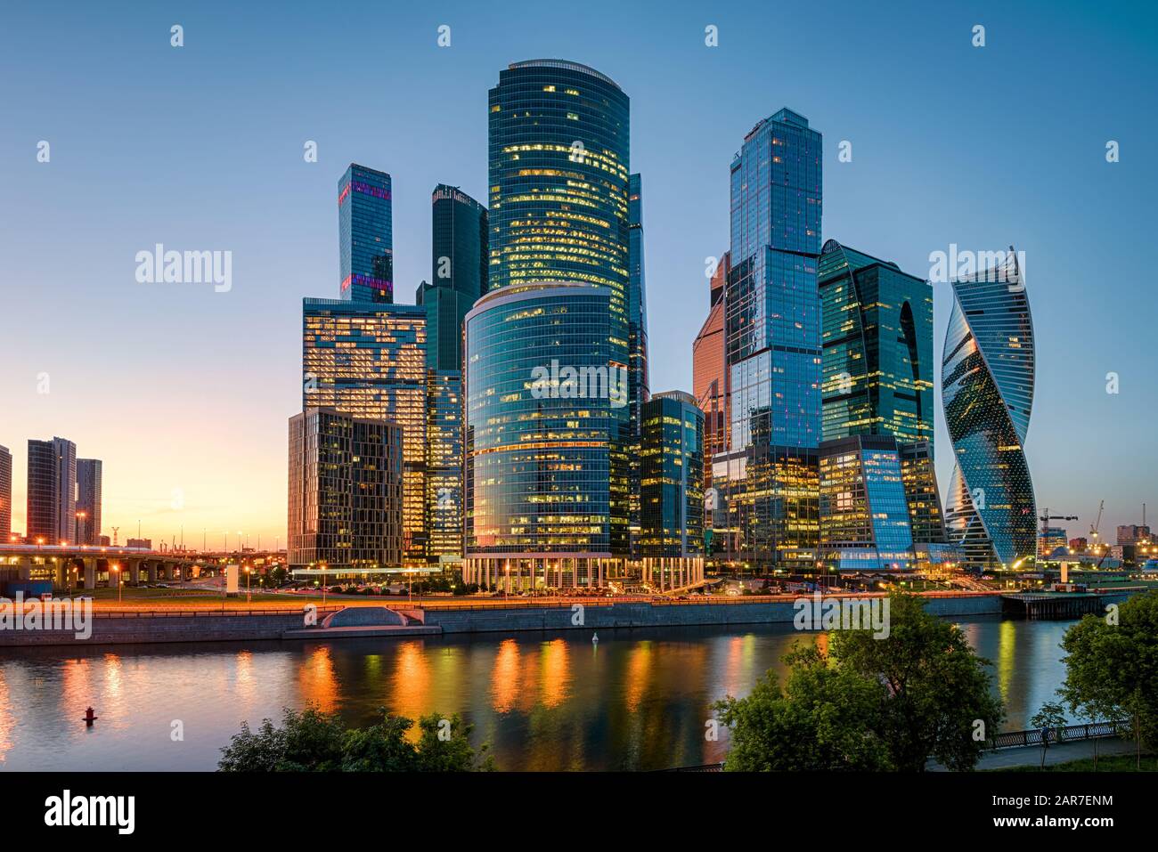 Paesaggio urbano di Mosca con grattacieli di Mosca-Città al tramonto, Russia. Moscow-City è un quartiere finanziario situato sull'argine del fiume Moskva. Panorama della modalità Foto Stock