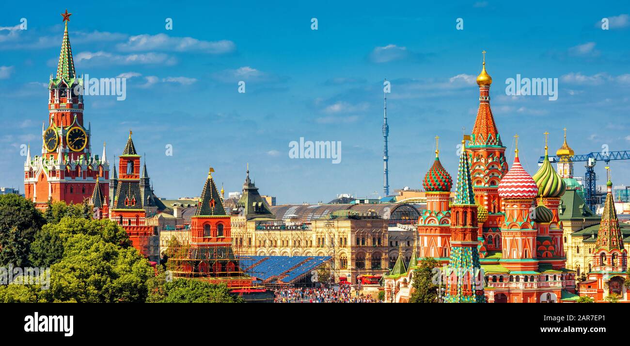 Vista panoramica della Piazza Rossa con il Cremlino di Mosca e la Cattedrale di San Basilio in estate, Mosca, Russia. E' il meglio conosciuto di Mosca. Beauti Foto Stock