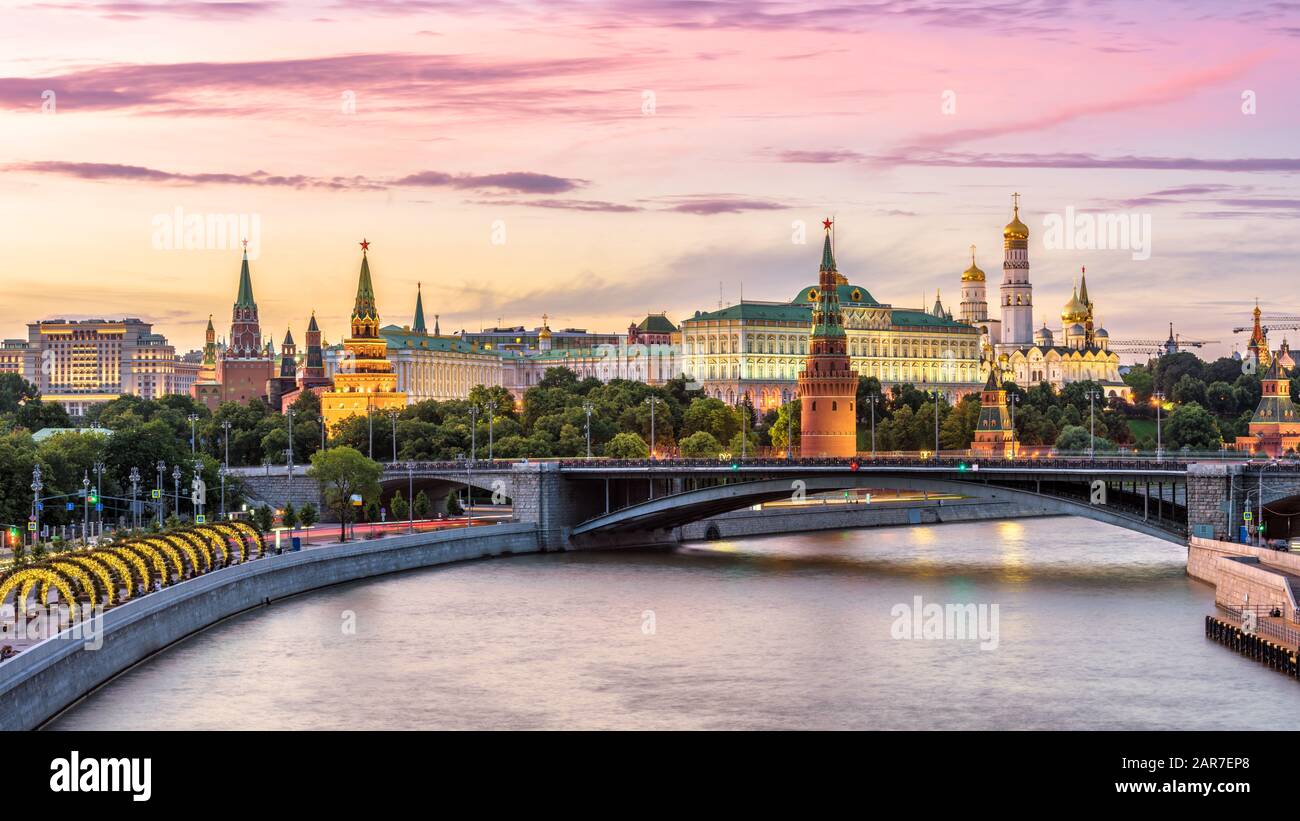 Cremlino Di Mosca Sul Fiume Moskva, Russia. Panorama della città vecchia di Mosca al tramonto. Bella vista dell'antico Cremlino di Mosca in serata estiva. ci bello Foto Stock