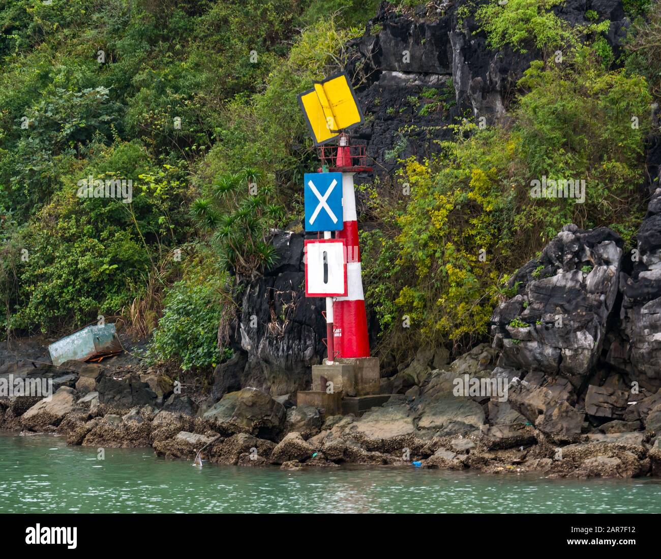 Marcatore di navigazione su coste rocciose, Halong Bay, Vietnam, Asia Foto Stock