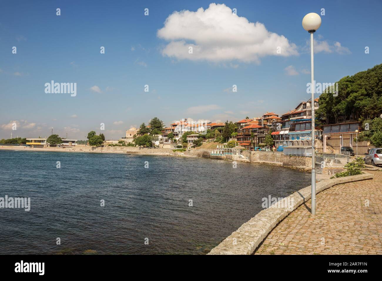 Nessebar, BULGARIA - 26 GIUGNO 2019: Vista sul lungomare nella città vecchia di Nessebar Foto Stock