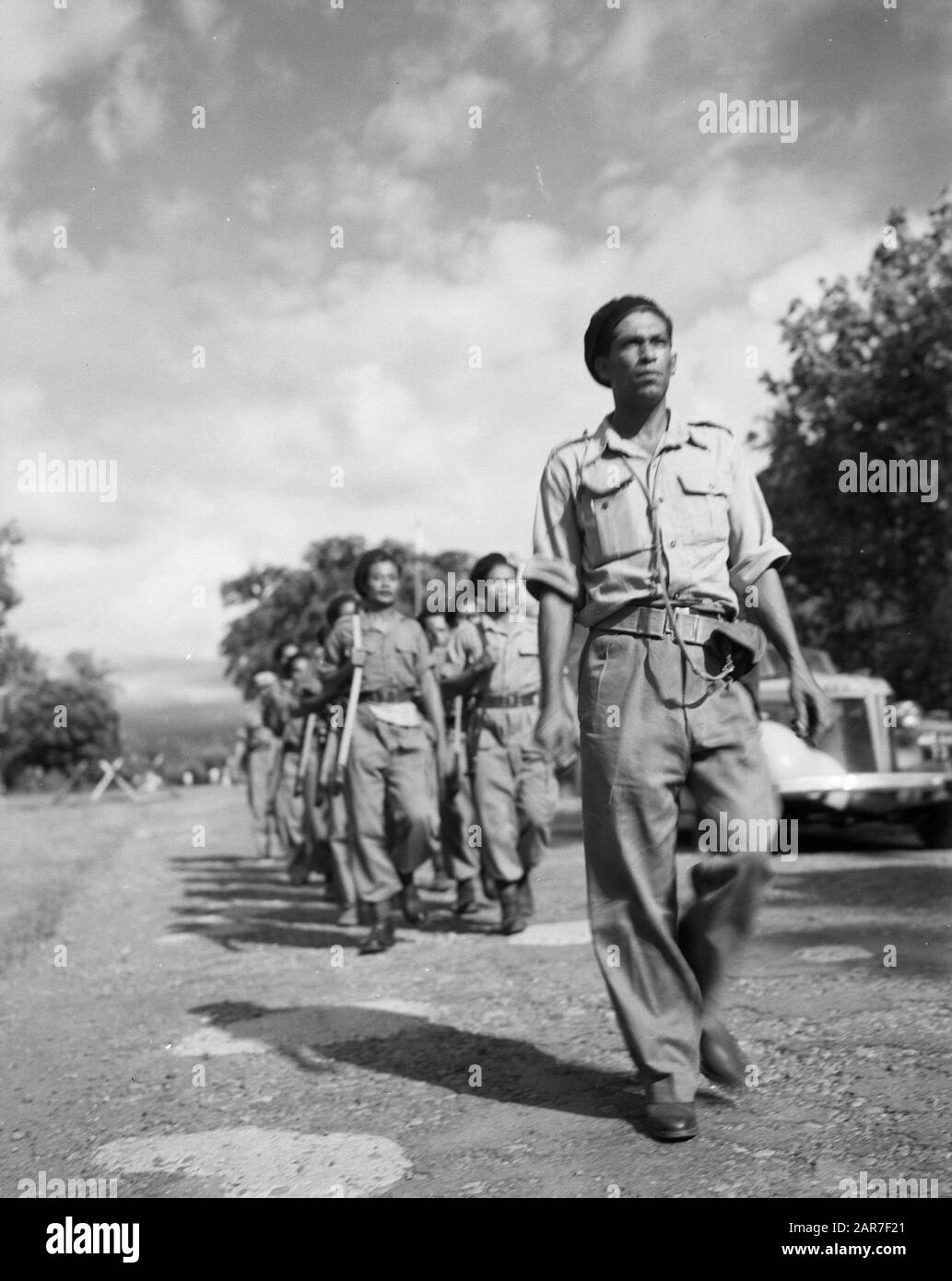 Spedizione della U-Brigade da Batavia a Padang (serie 2nd) Padang. Un'unità KNIL (cavalleria?) Marche Data: 29 ottobre 1946 luogo: Indonesia, Indie Orientali Olandesi, Padang, Sumatra Foto Stock