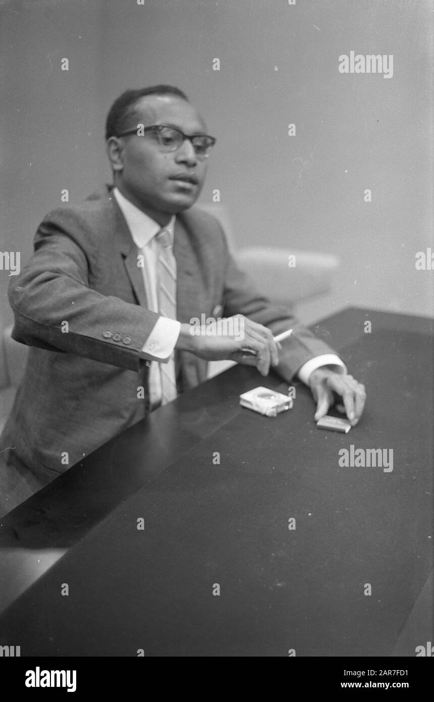 Frits Kirihio, studente di Papua a Schiphol, è arrivato da New York Data: 18 agosto 1962 Località: Noord-Holland, Schiphol Parole Chiave: Arrivi, studenti Nome personale: Kirihio Frits : Bilsen, Joop van/Anefo Foto Stock