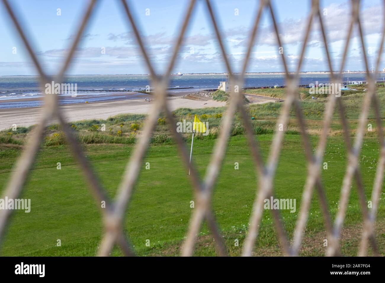 Scherma vicino al campo da golf Wallasey, guardando verso la spiaggia e la Liverpool Bay Foto Stock