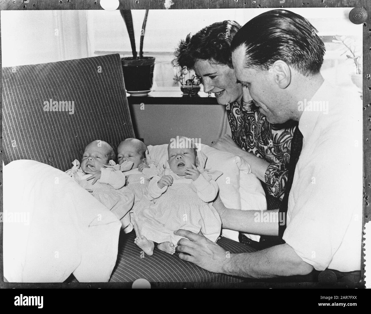 Famiglia wideland con triplette a casa in Emmen Data: 6 aprile 1957 posizione: Emmen Parole Chiave: Triplette Nome utente: Family broadland Foto Stock