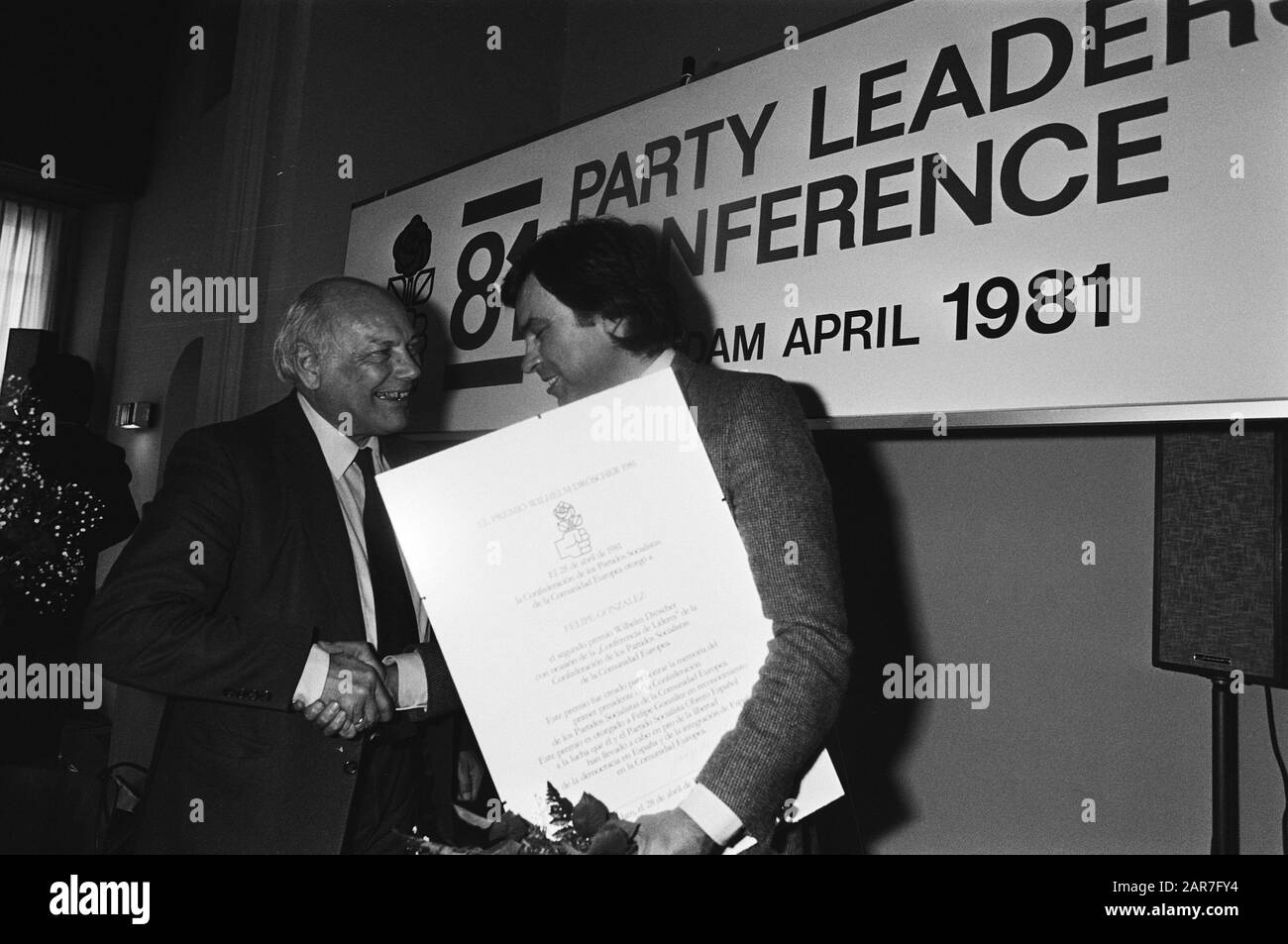 Partito Leader Conferenza incontro partiti socialisti dalla maggior parte dei paesi per incontrare spagnolo Felipe Conzalez Data: 28 aprile 1981 Località: Amsterdam, Noord-Holland Parole Chiave: Incontri, politici, partiti politici Nome personale: Gonzalez, Felipe, Uyl, Joop den Foto Stock