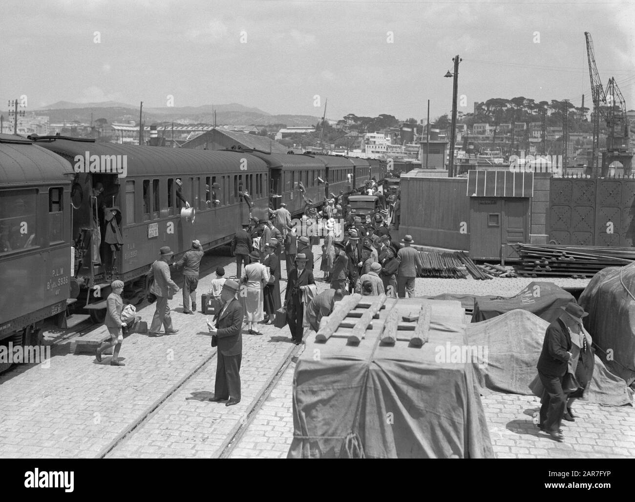 Viaggio in mare con Passeggeri della MS Baloeran a Marsiglia dopo l'arrivo del Lloyd Rapide Annotazione: Il Lloyd Rapide è stato un treno del Royal Rotterdam Lloyd che ha guidato dall'Aia a Marsiglia Data: 1935 posizione: Francia, Marsiglia Parole Chiave: Viaggiatori, treni Foto Stock