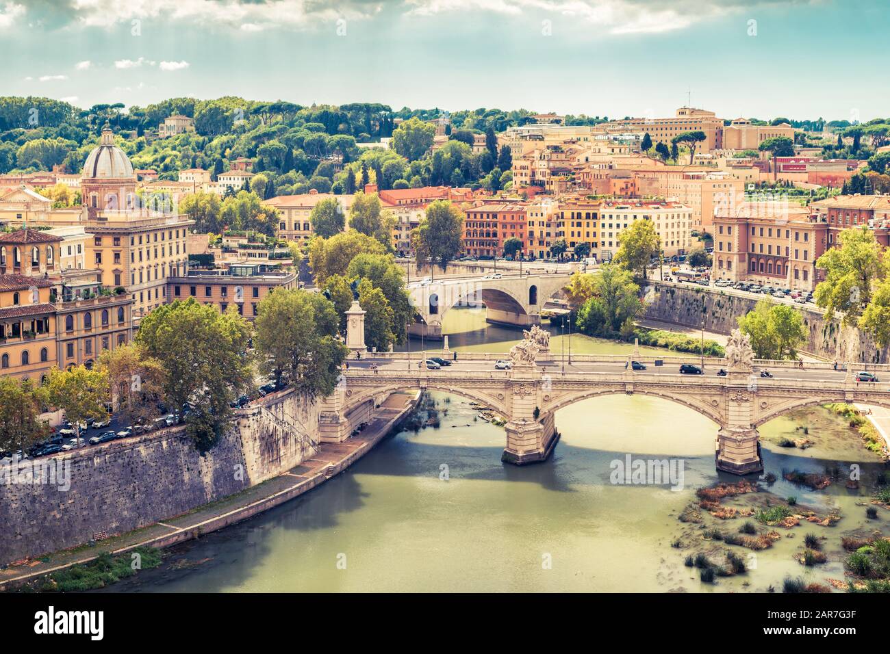 Veduta panoramica aerea di Roma in estate, Italia. Fiume Tevere con ponti a Roma in una giornata di sole. Skyline di Roma. Bellissimo panorama panoramico di Roma nel Th Foto Stock