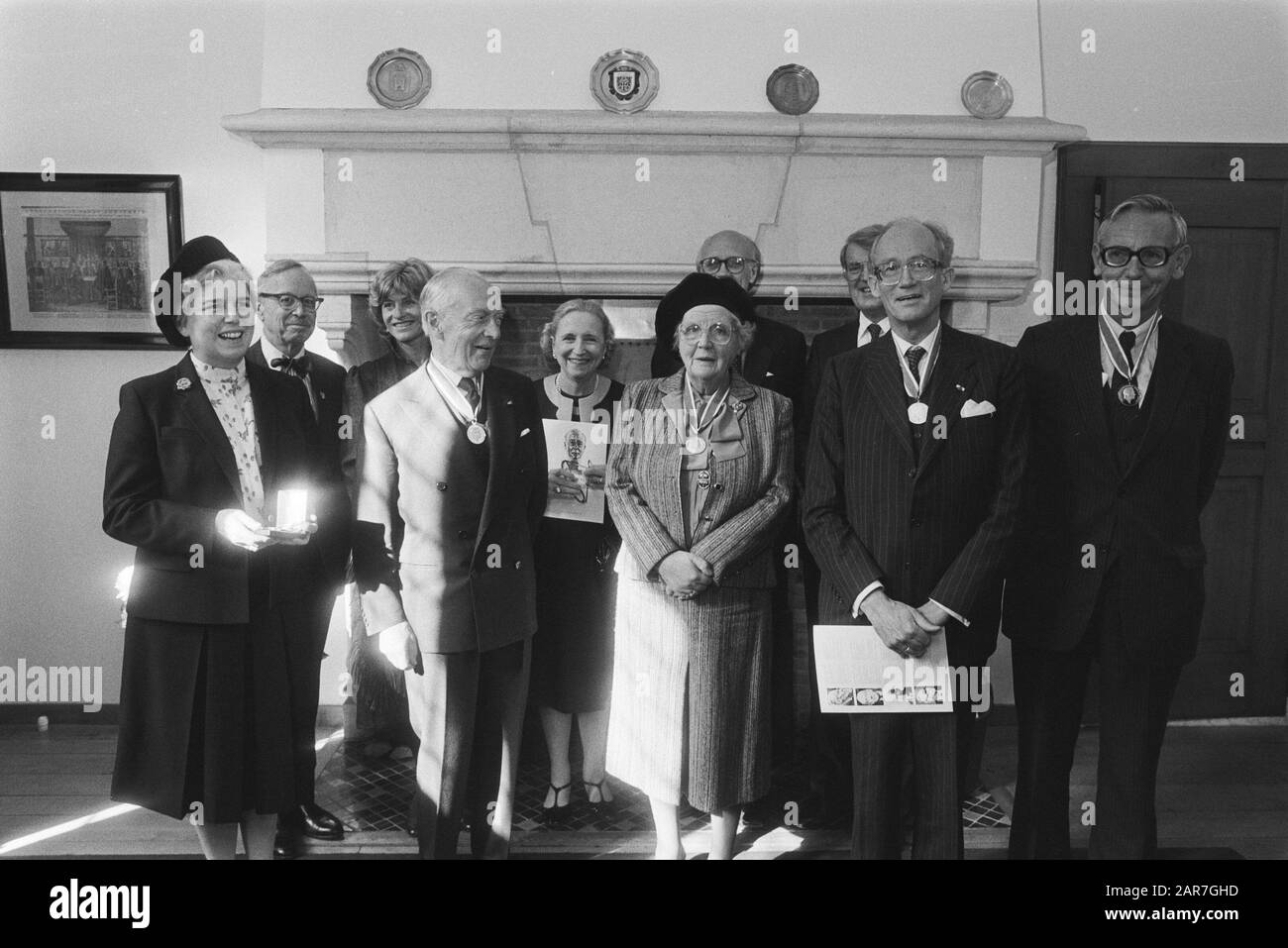 Premio delle Quattro libertà Medals 1982 a Middelburg da parte dei membri della Franklin D. Roosevelt Centennial Commission Patricia Visser't Hooft-Jenkins, dr. J.H. van Roijen, principessa Juliana, signor. Max van der Chair e Dr. H.J. Witteveen in prima fila Data: 16 ottobre 1982 luogo: Middelburg, Zeeland Parole Chiave: Medaglie, ministri, ricevimenti, principesse, premi Nome personale: Juliana (principessa Olanda), Roijen, Herman van, Chair, Max van der, Visser't Hooft-Jenkins, Patricia, Witteveen, Johan Foto Stock