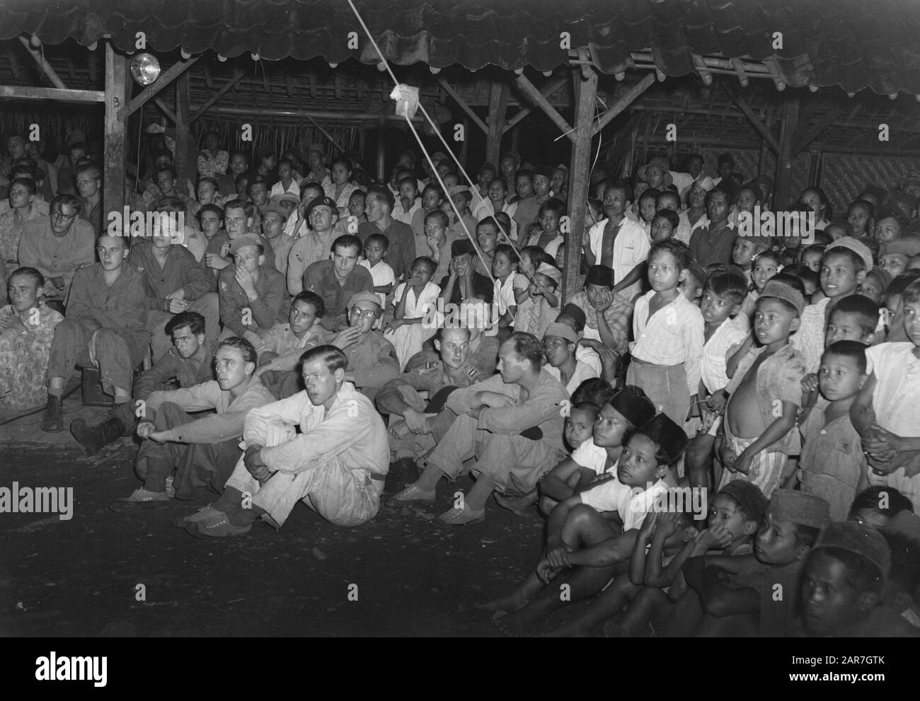 Pelaboehanratoe: Nessuna mancanza di interesse quando una compagnia di cabaret visita gli avamposti. La popolazione indonesiana è anche un occhio e un orecchio per il cabaret mulino del dipartimento RAO della divisione 7 dicembre. Data: Maggio 1948 Località: Indonesia, Indie Orientali Olandesi, Pelabuhan Ratu Foto Stock