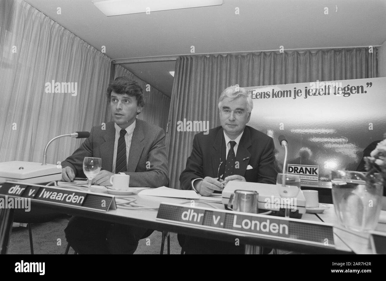 Conferenza stampa Alcohol Information Plan; J. van London (Director-General Ministry of Health), M. J. van Iwaarden (Chairman of the ASP project group) Data: 25 settembre 1987 Parole Chiave: Alcohol, Health, press conference Nome personale: Iwaarden M J of, London J of Foto Stock