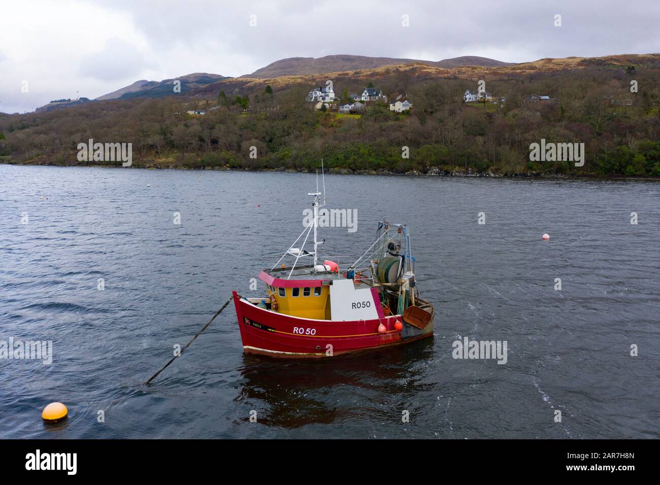 Veduta aerea del villaggio di Portincaple sulla riva del Loch Long in Argyll e Bute, Scozia, Regno Unito Foto Stock