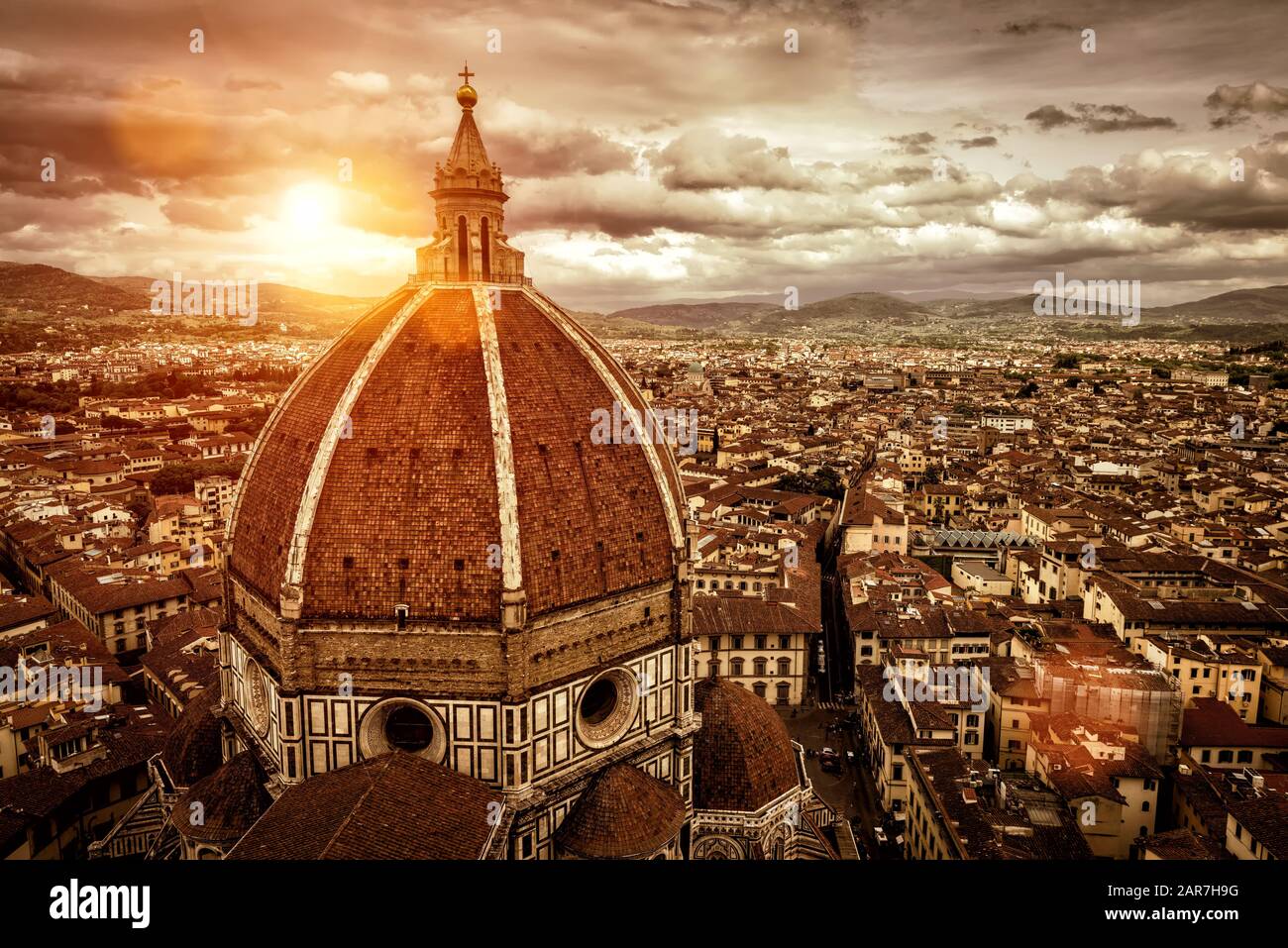 Skyline di Firenze a suset, Italia. La Basilica di Santa Maria del Fiore in primo piano. Questa è la chiesa principale e il simbolo di Firenze. Foto Stock