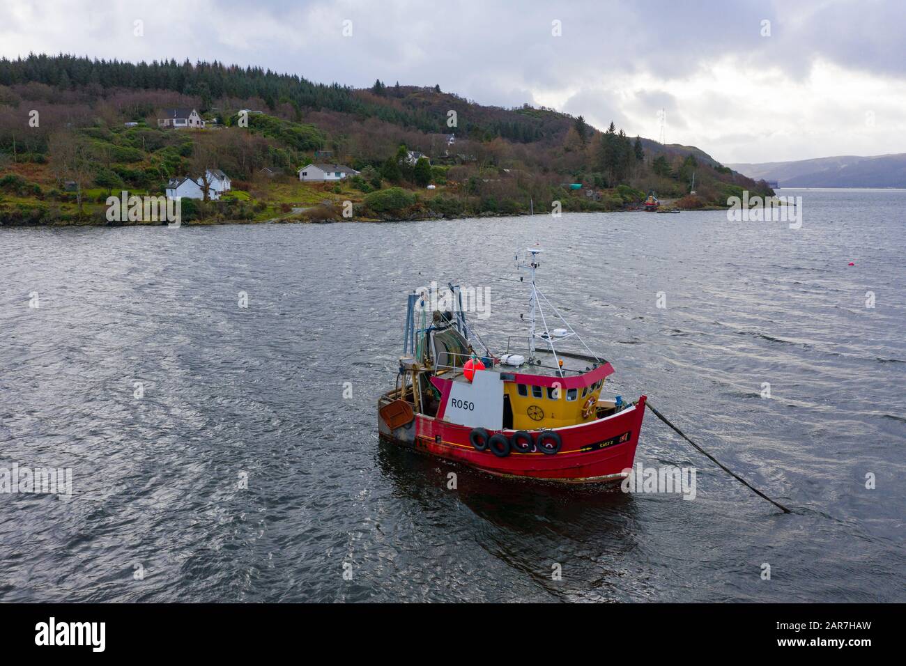Veduta aerea del villaggio di Portincaple sulla riva del Loch Long in Argyll e Bute, Scozia, Regno Unito Foto Stock