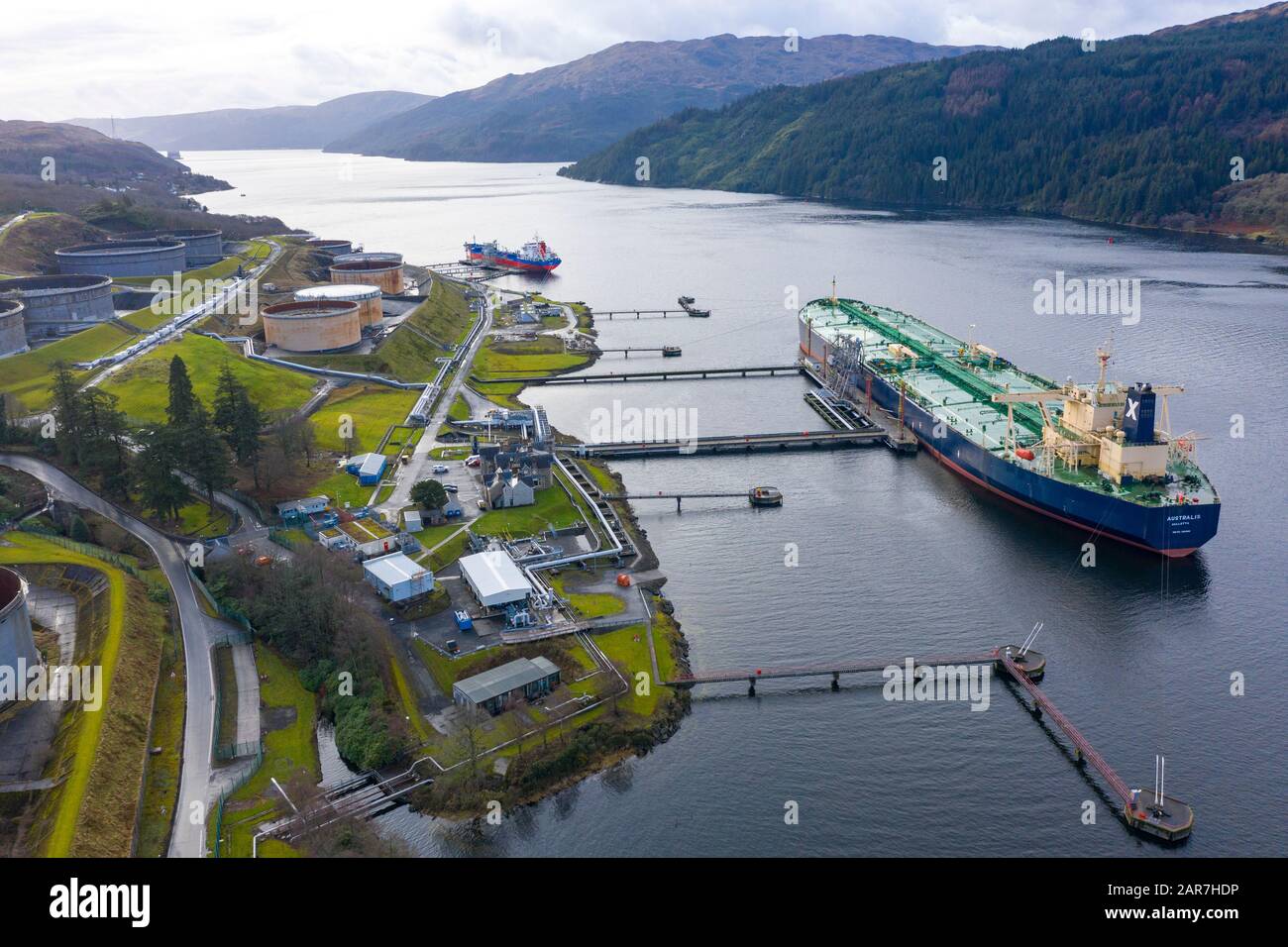 Veduta aerea del Finnart Ocean Terminal gestito da Petroineos sul Loch Long, Argyll e Bute, Scozia, Regno Unito Foto Stock