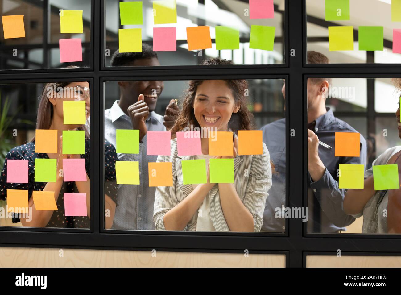 Con gioia, diversi colleghi completano il lavoro creativo di gruppo Foto Stock