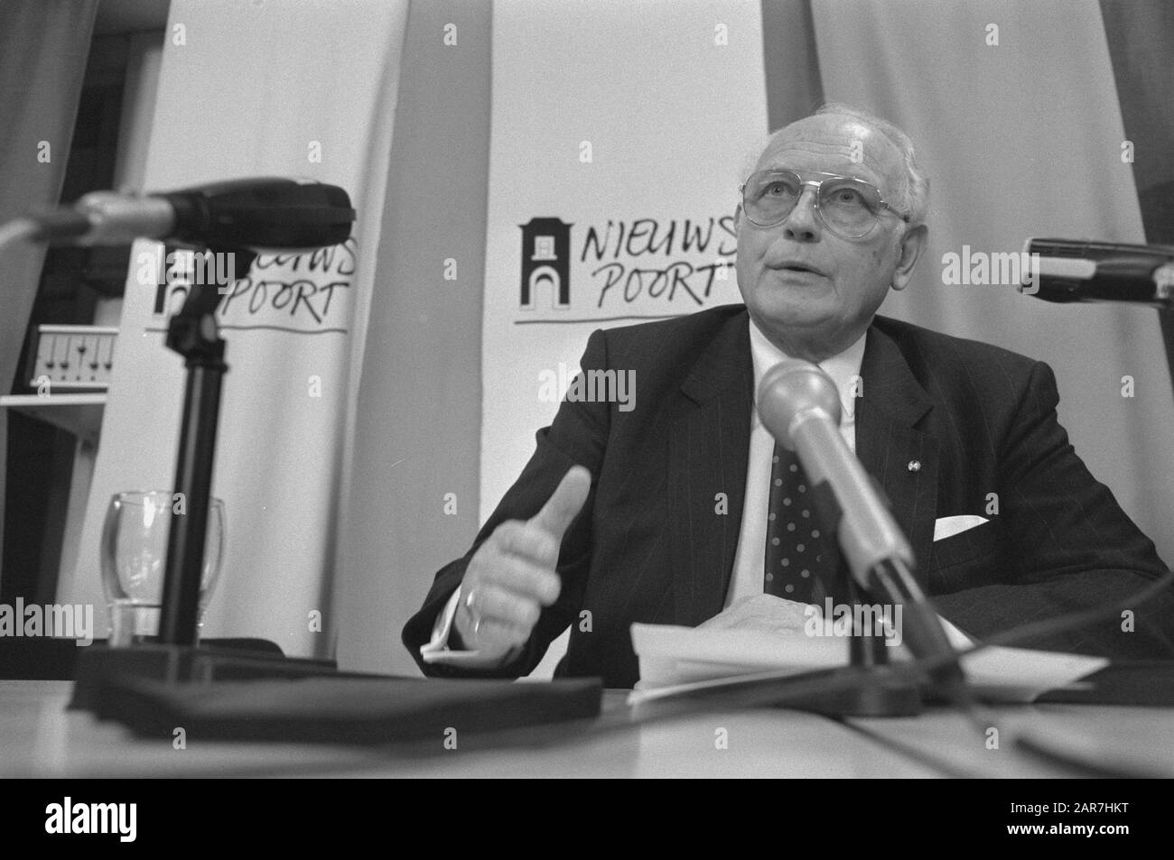 Conferenza stampa KEP interium director Van Dijk, chiuso Data: 29 novembre 1988 Parole Chiave: Direttori, conferenze stampa Foto Stock