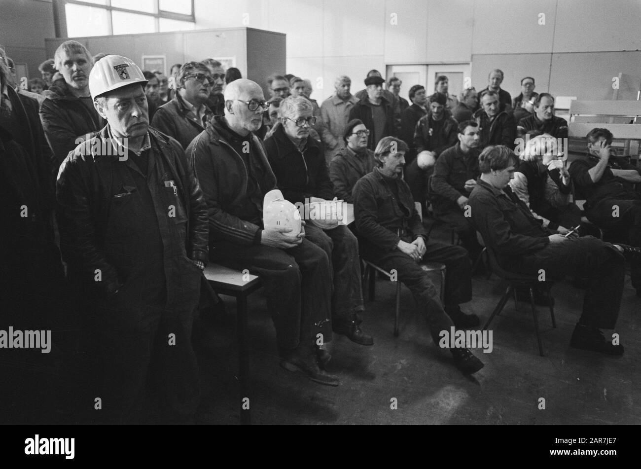 Personale del cantiere navale ADM ha informato circa gli eventi intorno alla società Data: 2 gennaio 1985 Parole Chiave: Personale, Riunioni, cantieri navali Nome dell'istituto: ADM : Croes, Rob C./Anfo Foto Stock