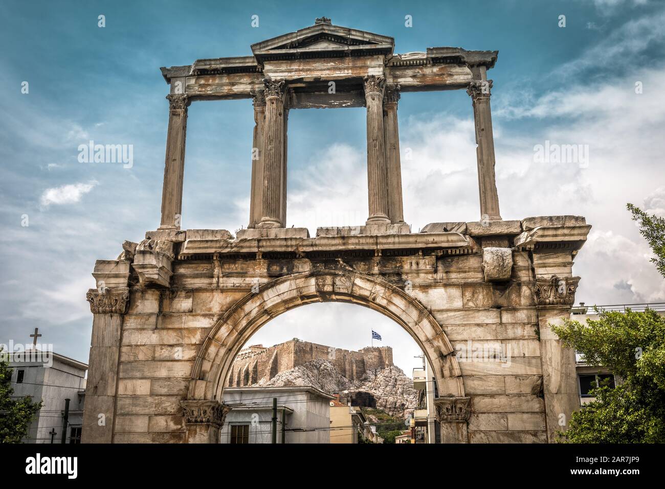 Arco di Adriano o la Porta di Adriano, Atene, Grecia. Si tratta di uno dei principali luoghi di interesse di Atene. Famosa Acropoli di Atene nella distanza. Scenic vinta Foto Stock