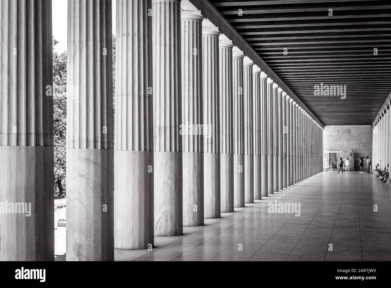 STOA di Attalos ad Agora, Atene, Grecia. E' una delle principali attrazioni turistiche di Atene. Vista panoramica delle colonne Stoa con prospettiva. Istor Foto Stock