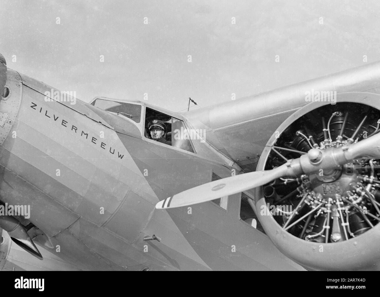 Aeroporto di Berlino - Tempelhof Pilot Willem Beekman nella cabina di pilotaggio del Fokker F.XX PH-AIZ Silver Gull Data: Ottobre 1934 posizione: Berlino, Germania Parole Chiave: Aviazione, compagnie aeree, motori, piloti, eliche, aereo Nome personale: Beekman, Willem Foto Stock