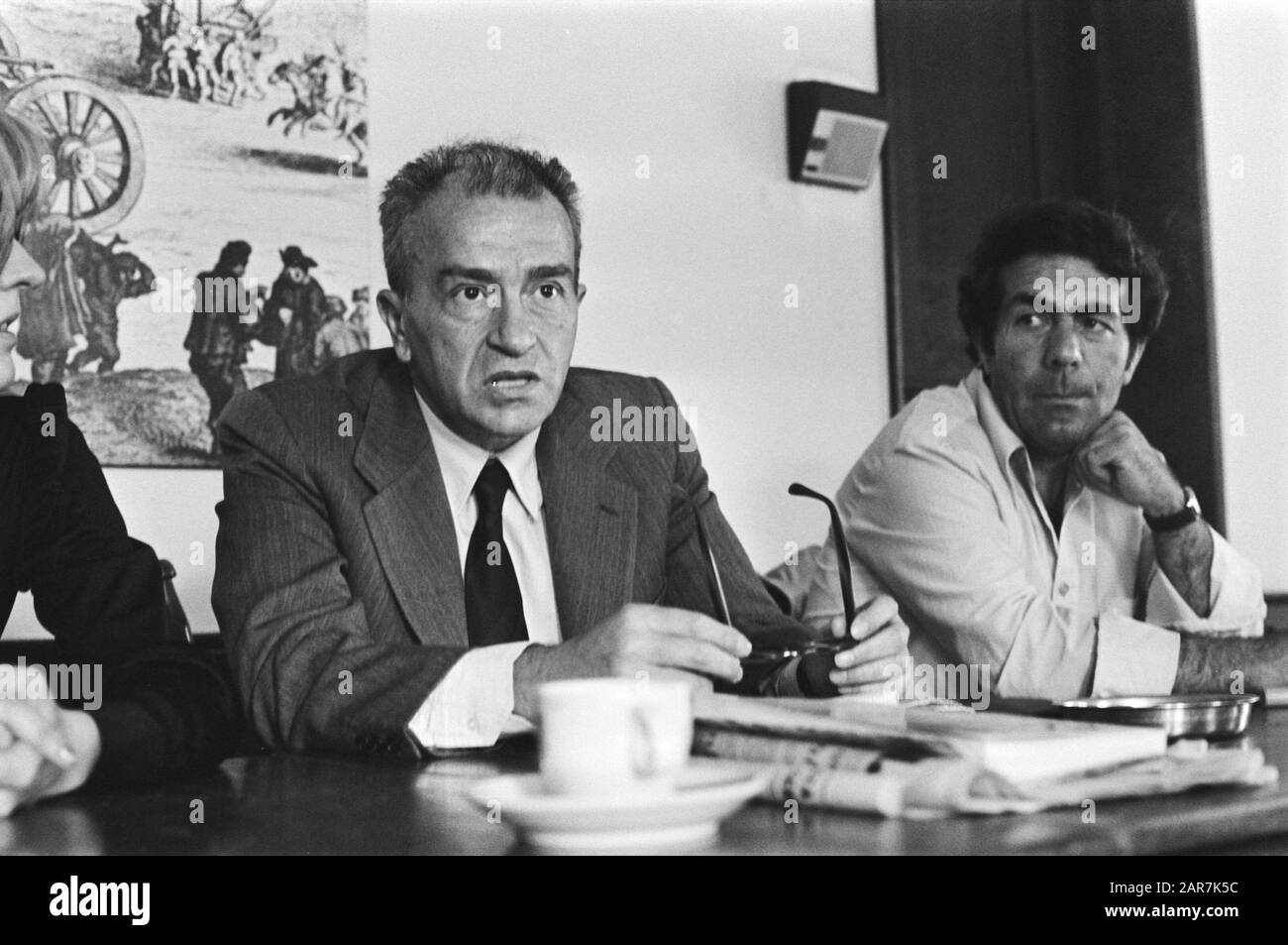 Pietro Ingrao (membro del Partito Comunista Italiano) dà conferenza stampa all'Aia Data: 7 maggio 1976 Località: L'Aia, Zuid-Holland Parole Chiave: Comunismo, conferenze stampa Nome personale: Ingrao, Pietro Foto Stock