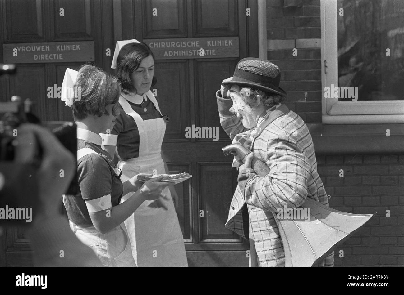 Nascita principe Willem-Alexander Pipo de Clown all'ospedale di Utrecht. Gets rusks with MICE offered Annotation: Birth Prince Willem-Alexander Date: 28 april 1967 Location: Utrecht (city) Keywords: Clown, overnals Nome personale: Witschge, Cor Foto Stock