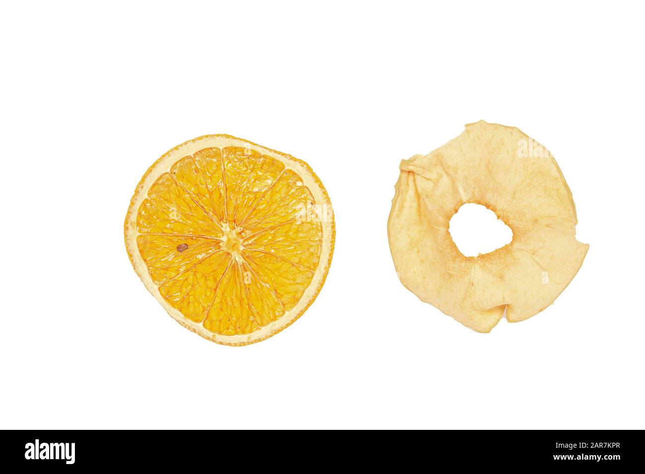 Fette di arancia e mela essiccate per VIN brulé su sfondo bianco. Isolare. Foto Stock